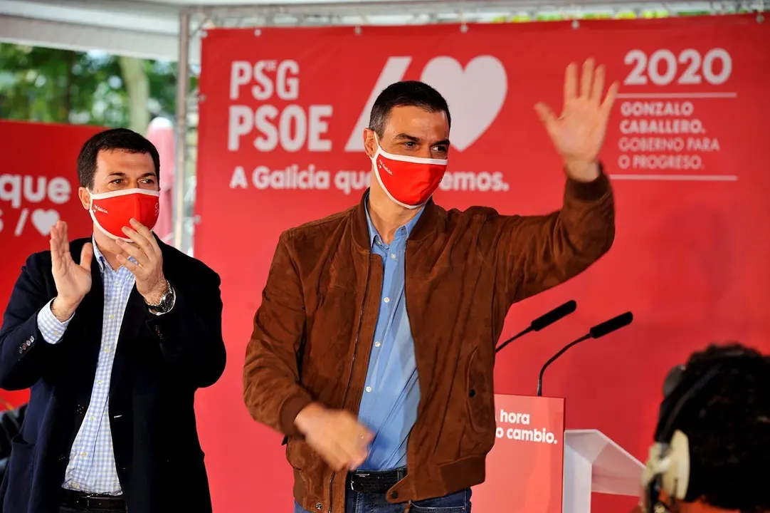 El presidente del Gobierno y secretario general del PSOE, Pedro S&aacute;nchez (i), durante un mitin junto al candidato a la presidencia de la Xunta por el PSdeG-PSOE, Gonzalo Caballero (d), en Xard&iacute;n do Pos&iacute;o, R&uacute;a do Progreso, Ourense