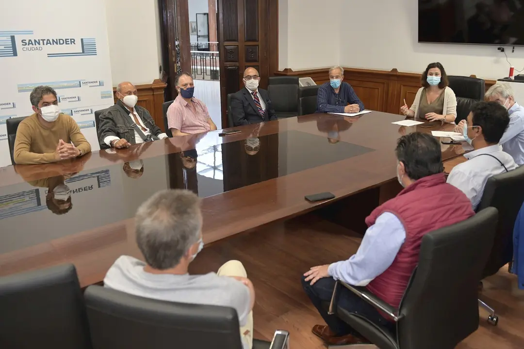 Reuni&oacute;n con comerciantes ambulantes de Santander
