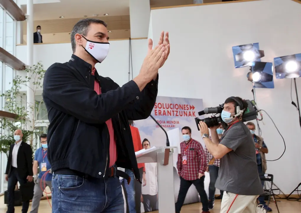 El presidente del Gobierno, Pedro S&aacute;nchez, a su llegada a un acto electoral para apoyar a la candidata socialista a lehendakari de los comicios vascos del 12 de julio, Idoia Mendia, en el Palacio de Miramar, en San Sebasti&aacute;n, Guip&uacute;zcoa, Pa&iacute;s Vasco.