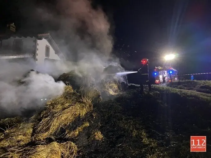 Bomberos sofocan rollos de hierba pr&oacute;ximos a una casa en Oyambre