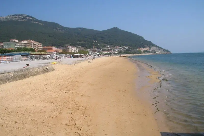 Playa-de-San-Martin-Santona-Cantabria-Cantabriarural-A-800x533