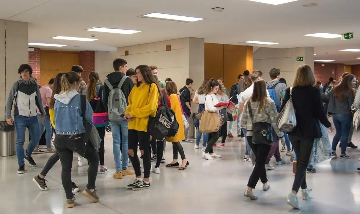 J&oacute;venes en la Universidad de Cantabria para realizar la prueba de la EBAU. Archivo