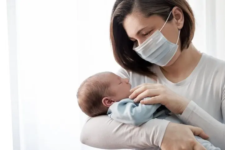 Madre y beb&eacute;, coronavirus, infecci&oacute;n. Mascarilla.