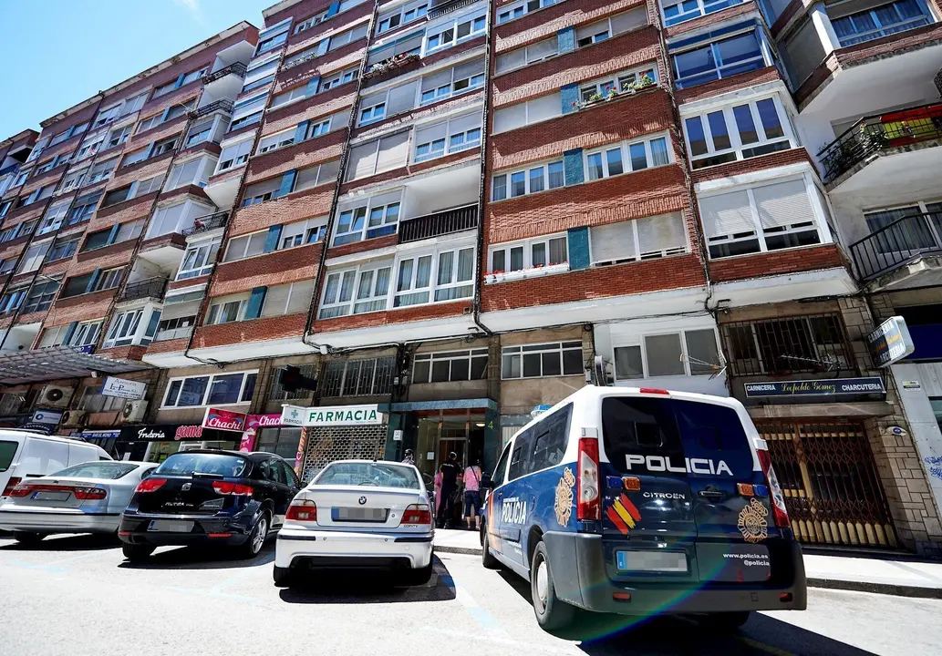 Edificio en cuarentena en Santander afectado por el brote de Covid.