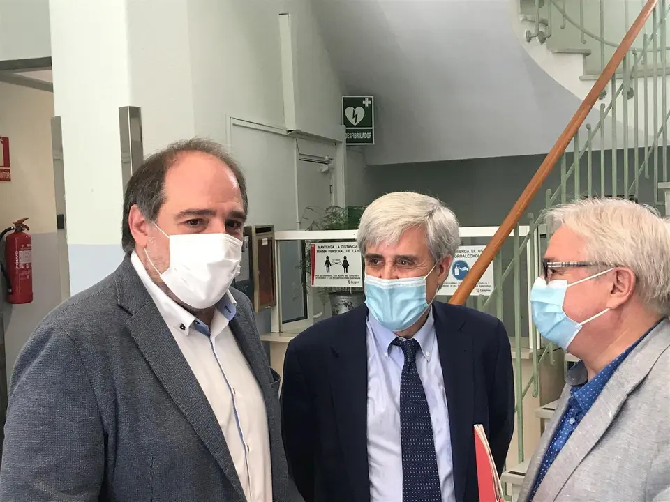 El pat&oacute;logo Juan Jos&eacute; Badiola, con el concejal de Interior del Ayuntamiento de Zaragoza, Alfonso Mendoza