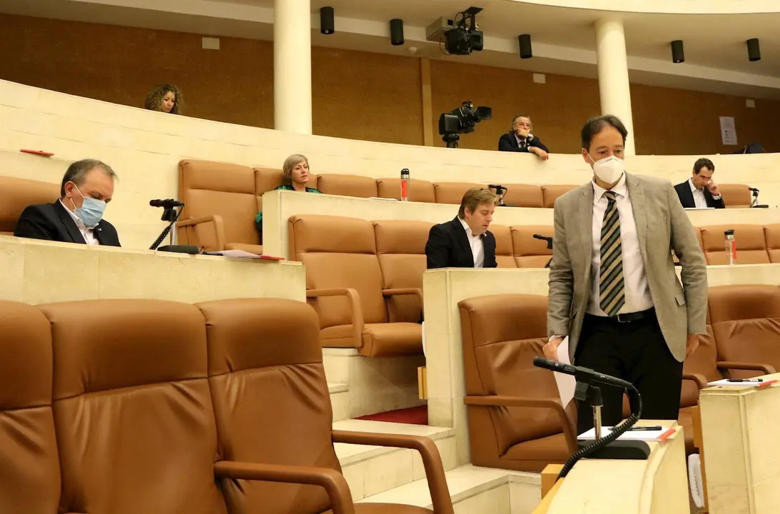 El Consejero De Obras P&uacute;blicas, Ordenaci&oacute;n Del Territorio Y Urbanismo, Jos&eacute; Luis Gochicoa, Presenta En La Comisi&oacute;n De Obras P&uacute;blicas El Plan De Derribos.