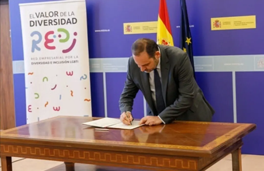 El ministro de Transportes, Jos&eacute; Luis &Aacute;balo, firma un protocolo con la Red Empresarial por la Diversidad e Inclusi&oacute;n LGBTI
