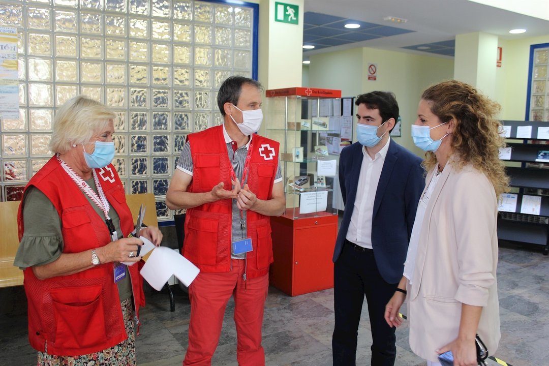 Visita de Ainoa Quiñones y Pedro Casares a Cruz Roja