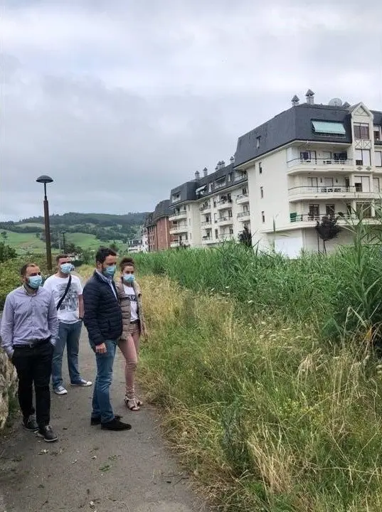 Los portavoces del Partido Popular en los ayuntamientos de Laredo y Colindres, Alejandro Liz y Cristina Iturg&aacute;iz