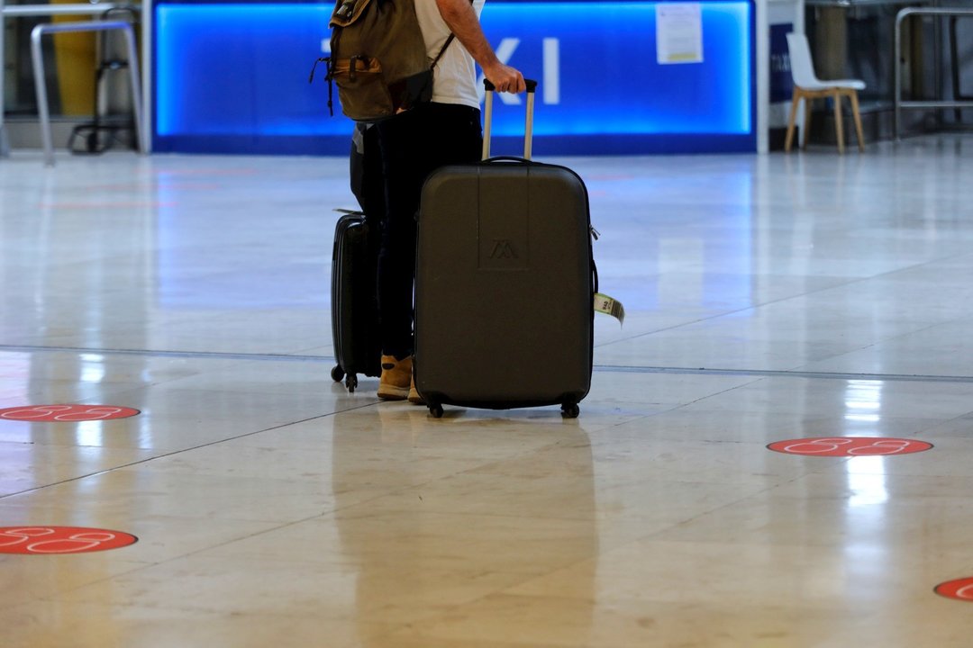Un pasajero en el aeropuerto Adolfo Suárez Madrid-Barjas.