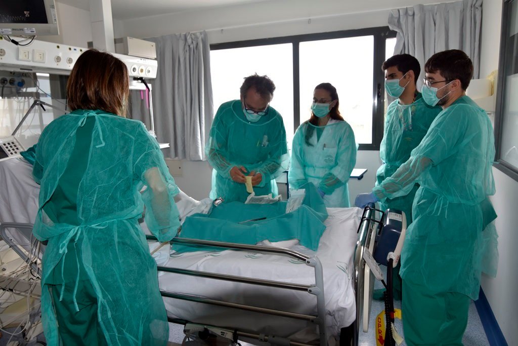 El enfermero consultor de heridas crónicas y agudas del hospital, Lorenzo Pérez, atiende a un paciente