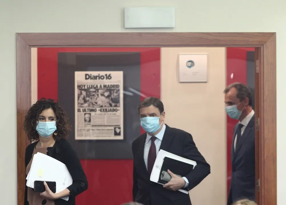 La ministra portavoz y de Hacienda, Mar&iacute;a Jes&uacute;s Montero, el ministro de Agricultura, Pesca y Alimentaci&oacute;n, Luis Planas, y el ministro de Ciencia e Innovaci&oacute;n, Pedro Duque, a su llegada a la rueda de prensa posterior al Consejo de Ministros