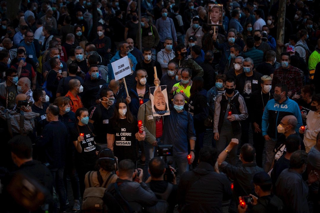 Los trabajadores de Nissann, en una marcha nocturna por la ciudad de Barcelona en protesta por el cierre de las plantas en Catalunya,  a 8 de junio de 2020.