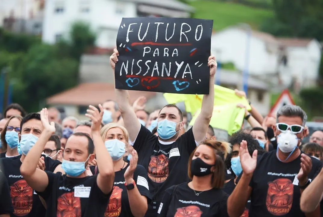 Trabajadores de Nissan Barcelona en la f&aacute;brica de Los Corrales de Buelna