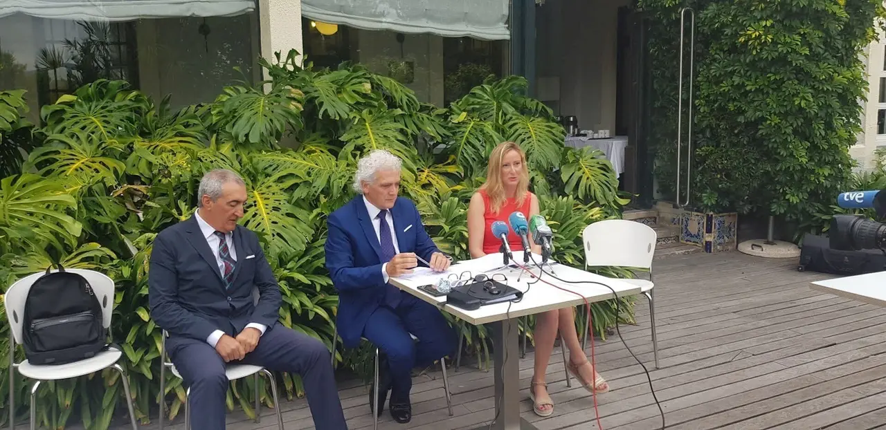 El presidente de los hosteleros, &Aacute;ntgel Cuevas, con la directora general de la AEHC, B&aacute;rbara Guti&eacute;rrez, y el abogado de la entidad, Jes&uacute;s V&eacute;lez