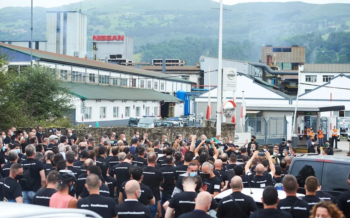 Trabajadores de Nissan Barcelona ante la f&aacute;brica de la compa&ntilde;&iacute;a en Los Corrales de Buelna, Cantabria (Espa&ntilde;a)
