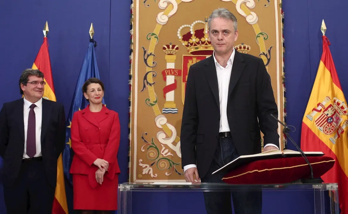 El director de la Inspecci&oacute;n de Trabajo y Seguridad Social, H&eacute;ctor Illueca, en primer t&eacute;rmino. Al fondo, el ministro de Seguridad Social, Jos&eacute; Luis Escriv&aacute;, y la ministra de Trabajo, Yolanda D&iacute;az