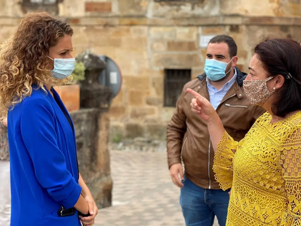 La delegada del Gobierno y la alcaldesa de Limpias en la visita