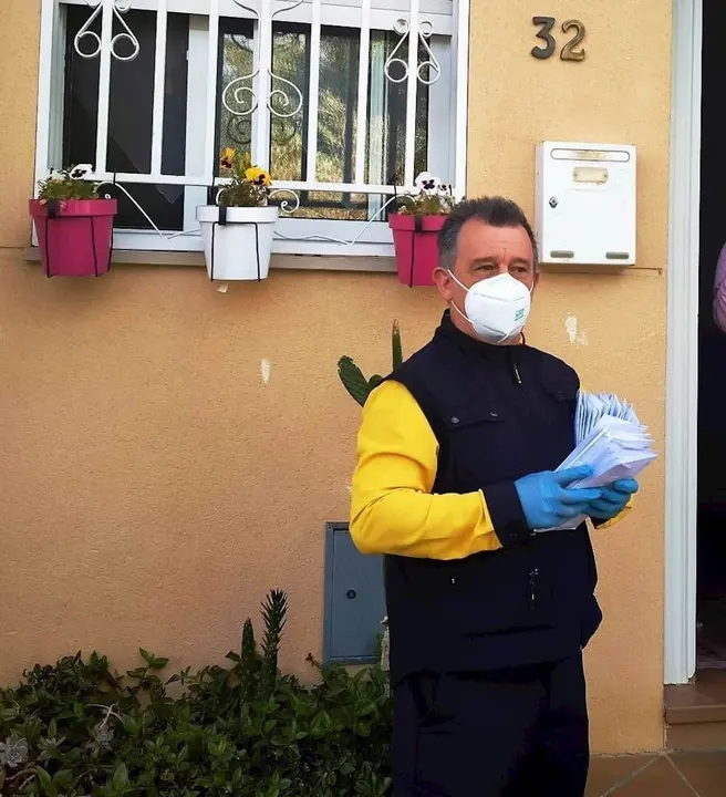 Cartero de Correos en Santander, con cartas, mascarilla y guantes