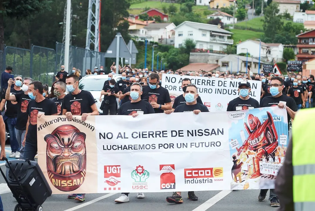Trabajadores de Nissan Barcelona con pancartas nte la f&aacute;brica de la compa&ntilde;&iacute;a en Los Corrales de Buelna, Cantabria (Espa&ntilde;a)