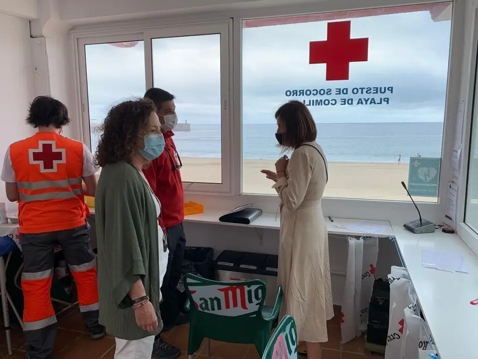 Fern&aacute;ndez visita el eispositivo de salvamento en las playas