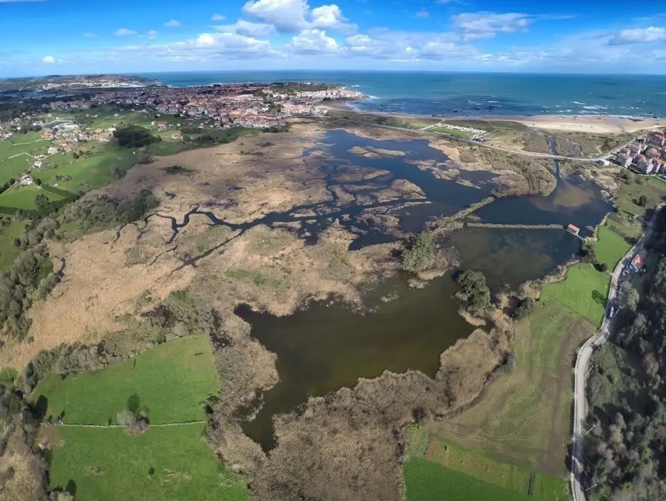 Vista a&eacute;rea de Noja, en Cantabria. Turismo. Naturaleza. Playa. Mar. Biodiversidad. Destino tur&iacute;stico.