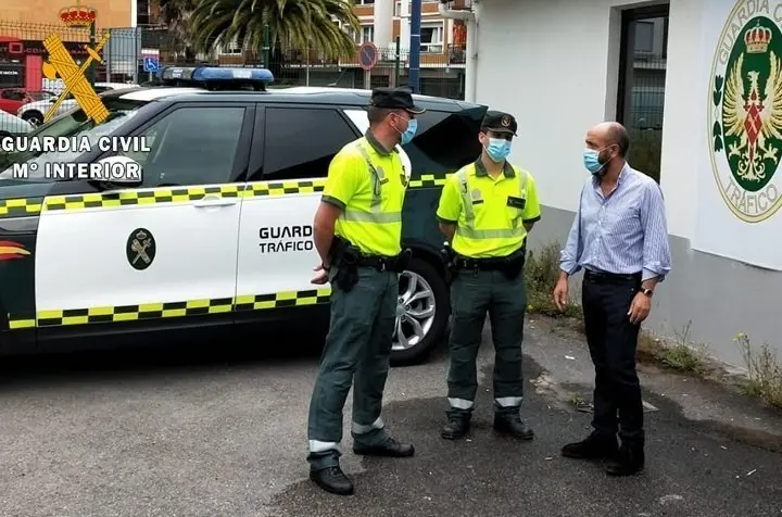 Nota De Prensa La Guardia Civil Recibe La Visita De Un Hombre Al Que Salv&oacute; La Vida