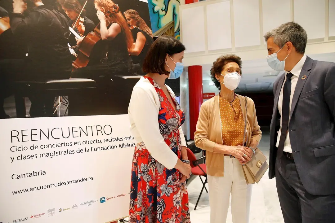 La presidenta de la Fundaci&oacute;n Alb&eacute;niz, Paloma O'Shea (Centro); el vicepresidente de Cantabria, Pablo Zuloaga, y la alcaldesa de Santander, Gema Igual, en la presentaci&oacute;n de 'Reencuentro'
