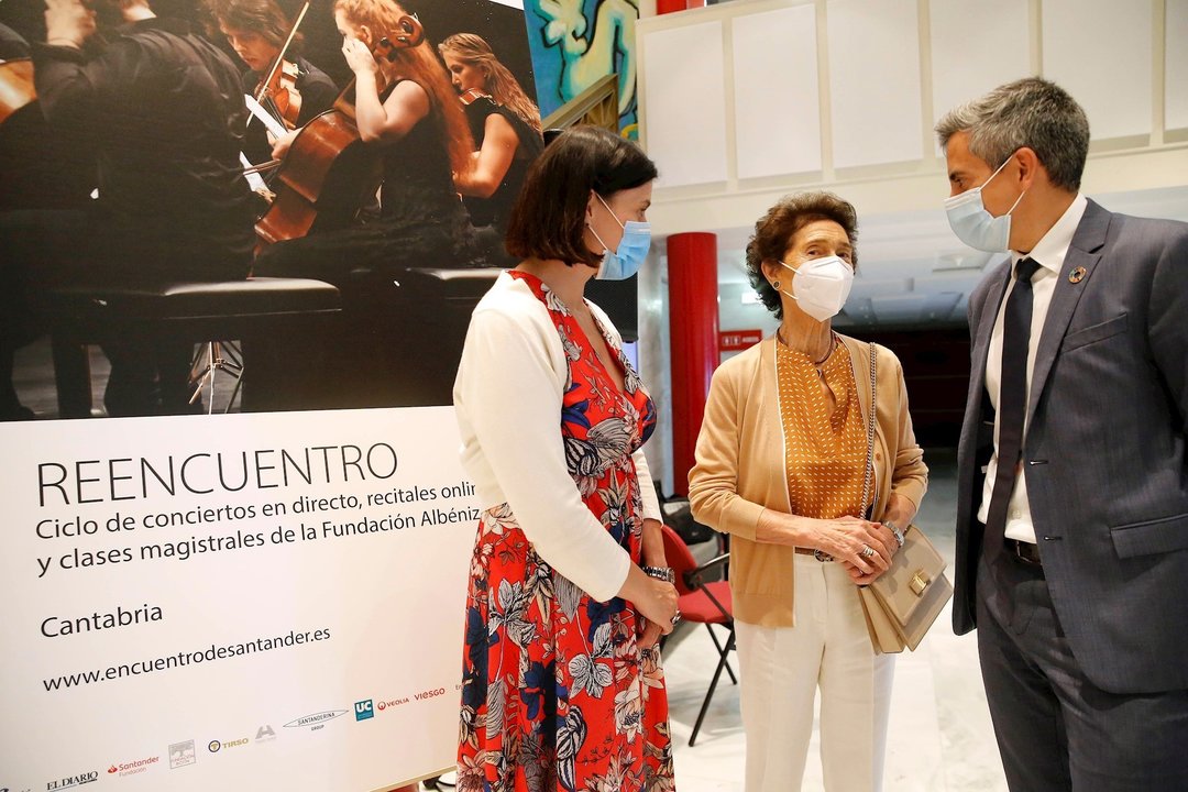 La presidenta de la Fundación Albéniz, Paloma O'Shea (Centro); el vicepresidente de Cantabria, Pablo Zuloaga, y la alcaldesa de Santander, Gema Igual, en la presentación de 'Reencuentro'