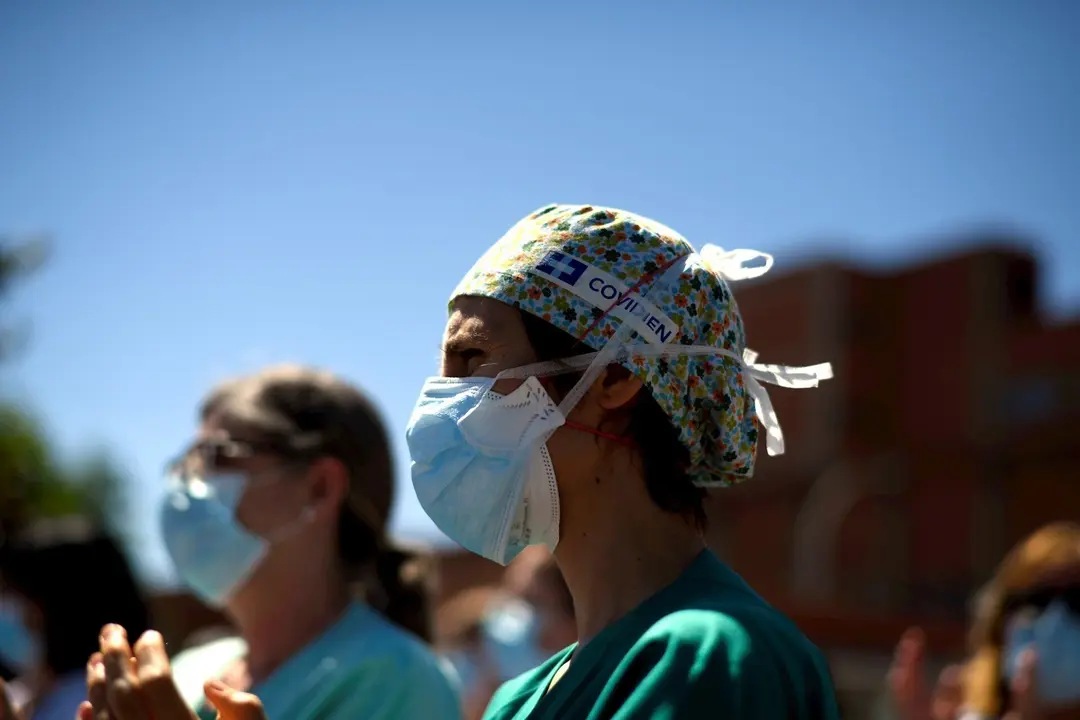 Miembros de la Junta de Personal del Hospital Universitario Severo Ochoa, formada por varios sindicatos, durante la concentraci&oacute;n de apoyo al pueblo de Legan&eacute;s a las puertas del centro hospitalario, en Legan&eacute;s (Madrid), a 2 de julio de 2020.
