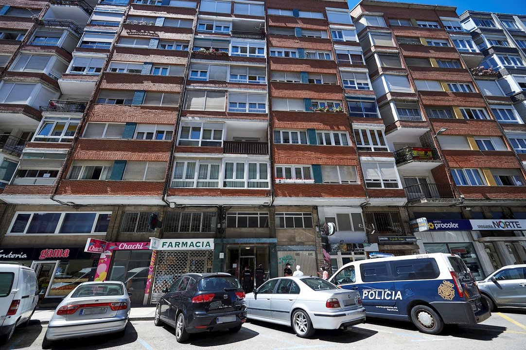 Agentes de la Policía Nacional vigilan el edificio de Santander puesto en cuarentena