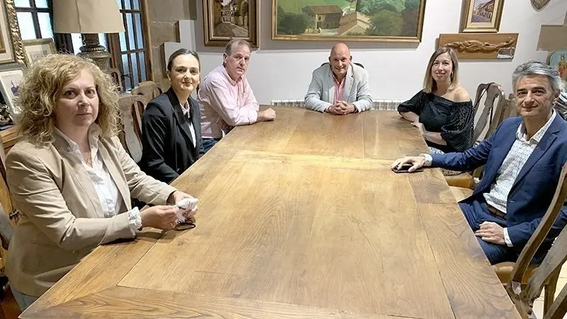 Imagen de la reuni&oacute;n entre la consejera y el alcalde