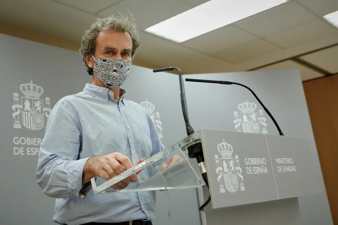 El director del Centro de Coordinaci&oacute;n de Alertas y Emergencias Sanitarias (CCAES), Fernando Sim&oacute;n, con mascarilla antes de ofrecer la segunda rueda de prensa de la segunda semana tras el estado de alarma para informar de la evoluci&oacute;n del COVID-19