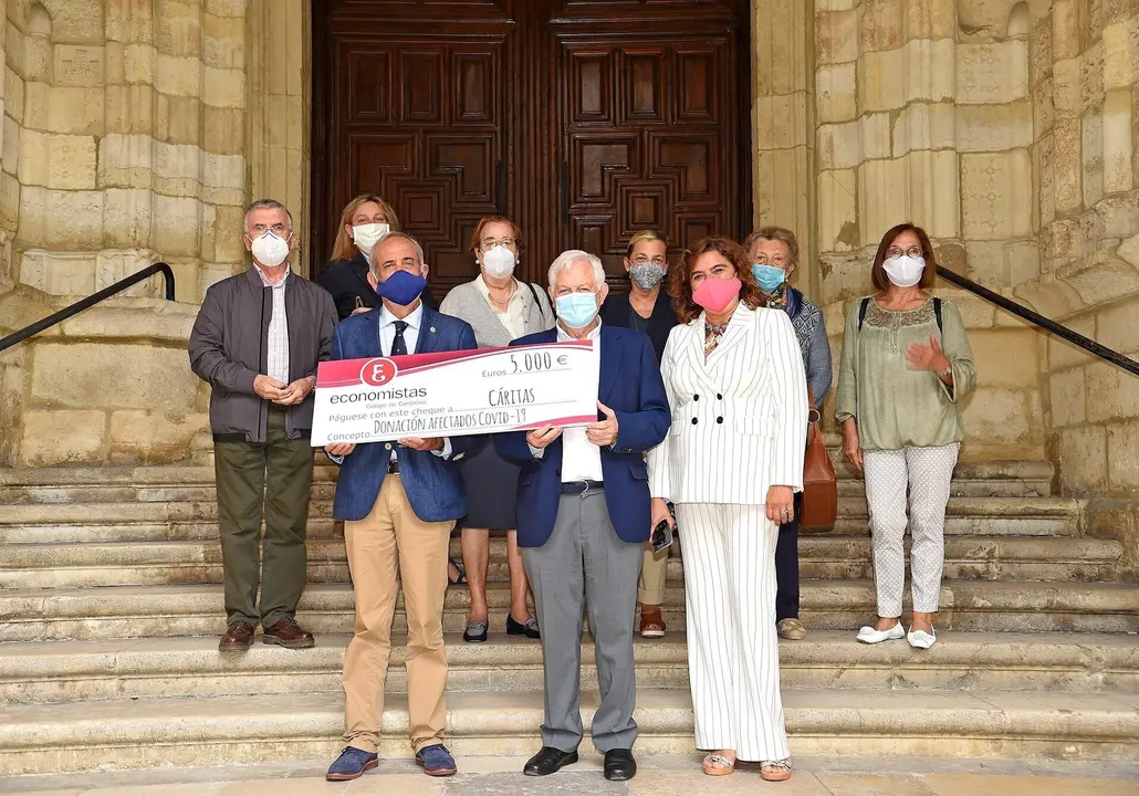 Donaci&oacute;n del Colegio de Economistas a C&aacute;ritas