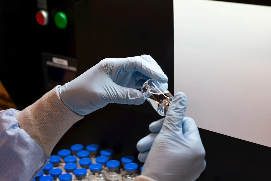 Un trabajor de Gilead trabaja con muestras de Remdesivir, un medicamento antiviral y el primer f&aacute;rmaco aprobado para tratar casos graves de COVID-19.