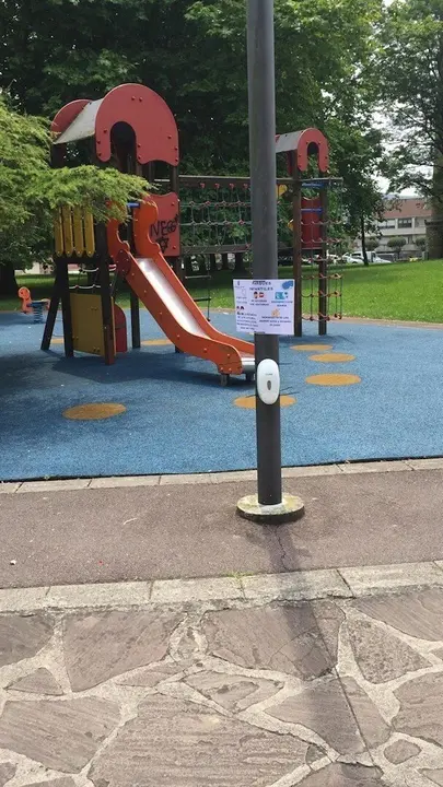 El Ayuntamiento de Astillero instala dosificadores de gel hidroalcoh&oacute;lico en los parques