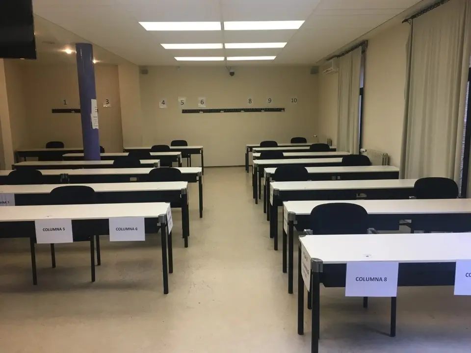 Aula de la UNED de Tudela acondicionada siguiendo las medidas por el Covid-19 para la realizaci&oacute;n de sus ex&aacute;menes