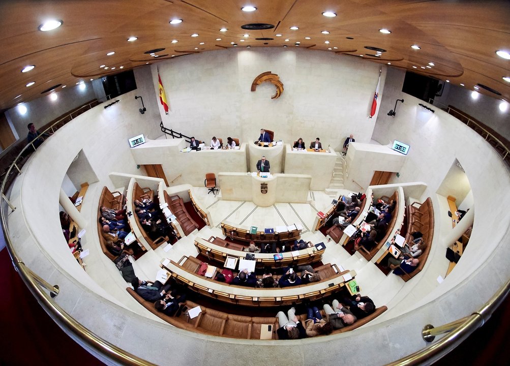 Vista general de la sesión plenaria en el Parlamento de Cantabria 