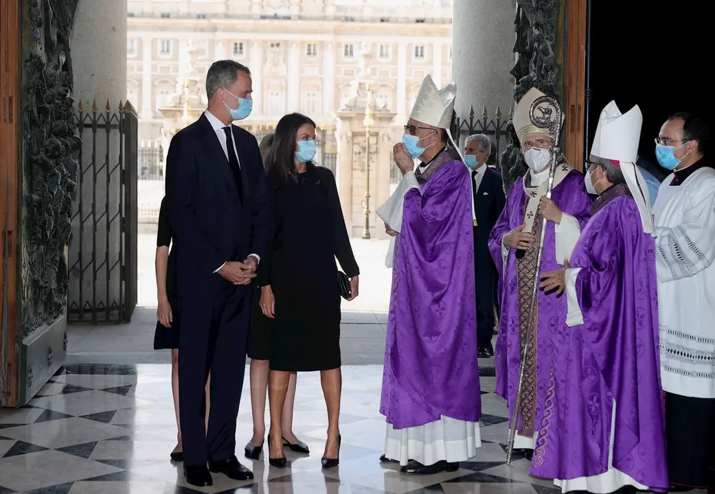 El rey Felipe (i), la reina Letizia (2i), y el cardenal Carlos Osoro (3d), a su llegada este lunes a la Santa Misa celebrada en recuerdo de todas las v&iacute;ctimas del COVID-19 en la Catedral de la Almudena, Madrid (Espa&ntilde;a), a 6 de julio de 2020.