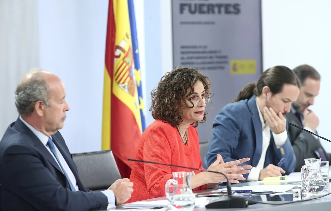 (I-D) El ministro de Justicia, Juan Carlos Campo; la ministra portavoz y de Hacienda, Mar&iacute;a Jes&uacute;s Montero; el vicepresidente y ministro de Derechos Sociales y Agenda 2030, Pablo Iglesias, y el ministro de Transportes, Movilidad y Agenda Urbana, Jos&eacute; Luis 