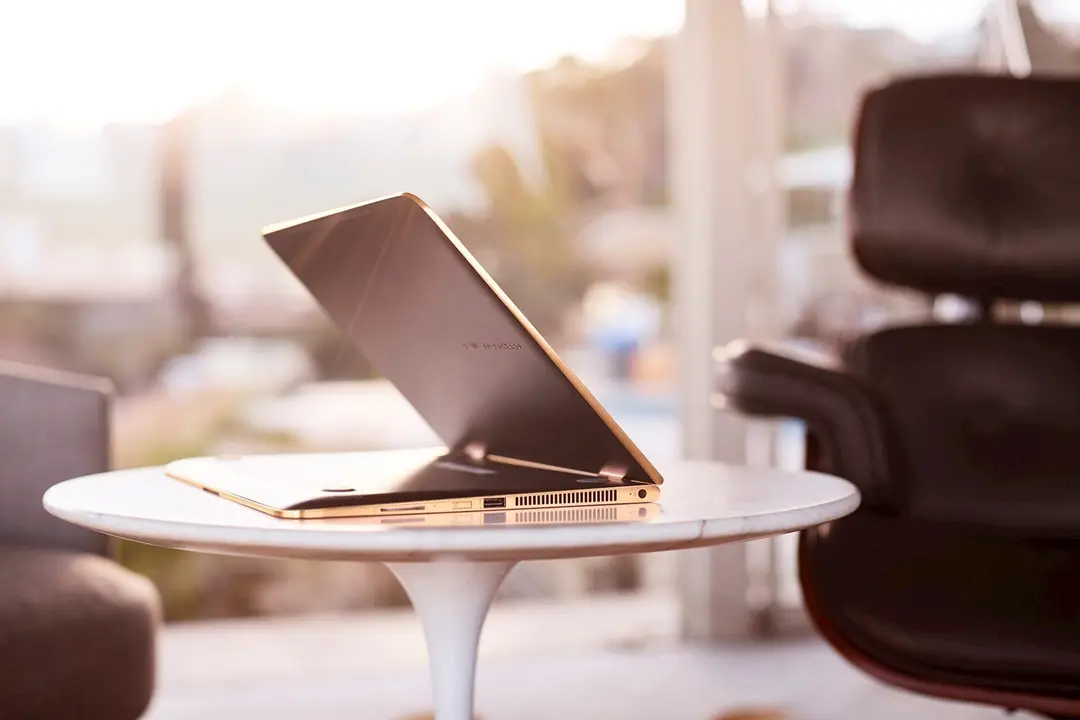 Ordenador tecnolog&iacute;a oficina casa hombre HP PC monitor port&aacute;til