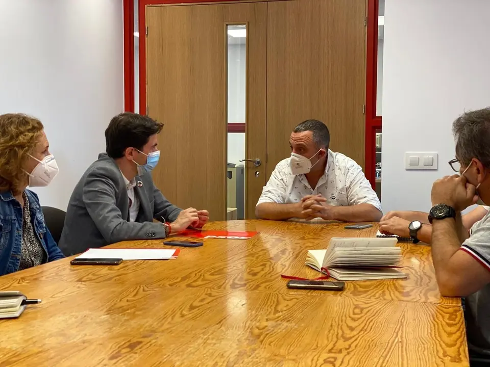 El secretario general de UGT en Cantabria, Mariano Carmona, y otros miembros del sindicato con el diputado nacional del PSOE Pedro Casares y la senadora Isabel Fern&aacute;ndez