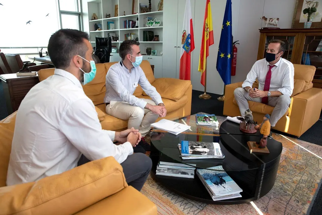 El consejero de Desarrollo Rural, Ganader&iacute;a, Pesca, Alimentaci&oacute;n y Medio Ambiente, Guillermo Blanco, recibe al alcalde de Ampuero, V&iacute;ctor Guti&eacute;rrez.