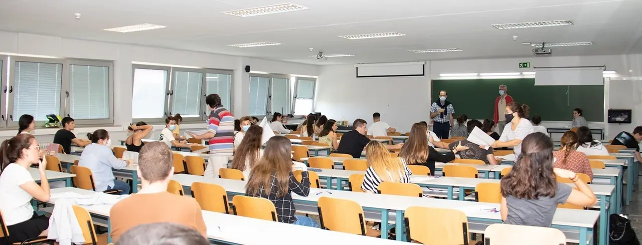 Estudiantes realizando la EBAU en la UC