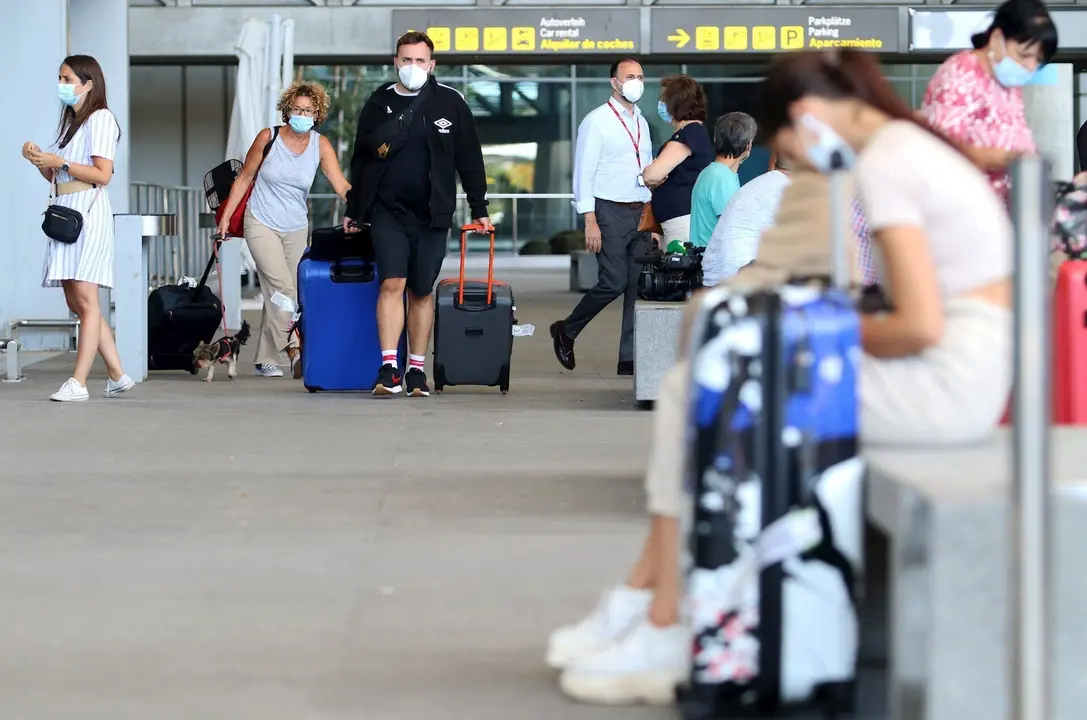Llegada de turistas y residentes al aeropuerto Pablo Ruiz Picasso.