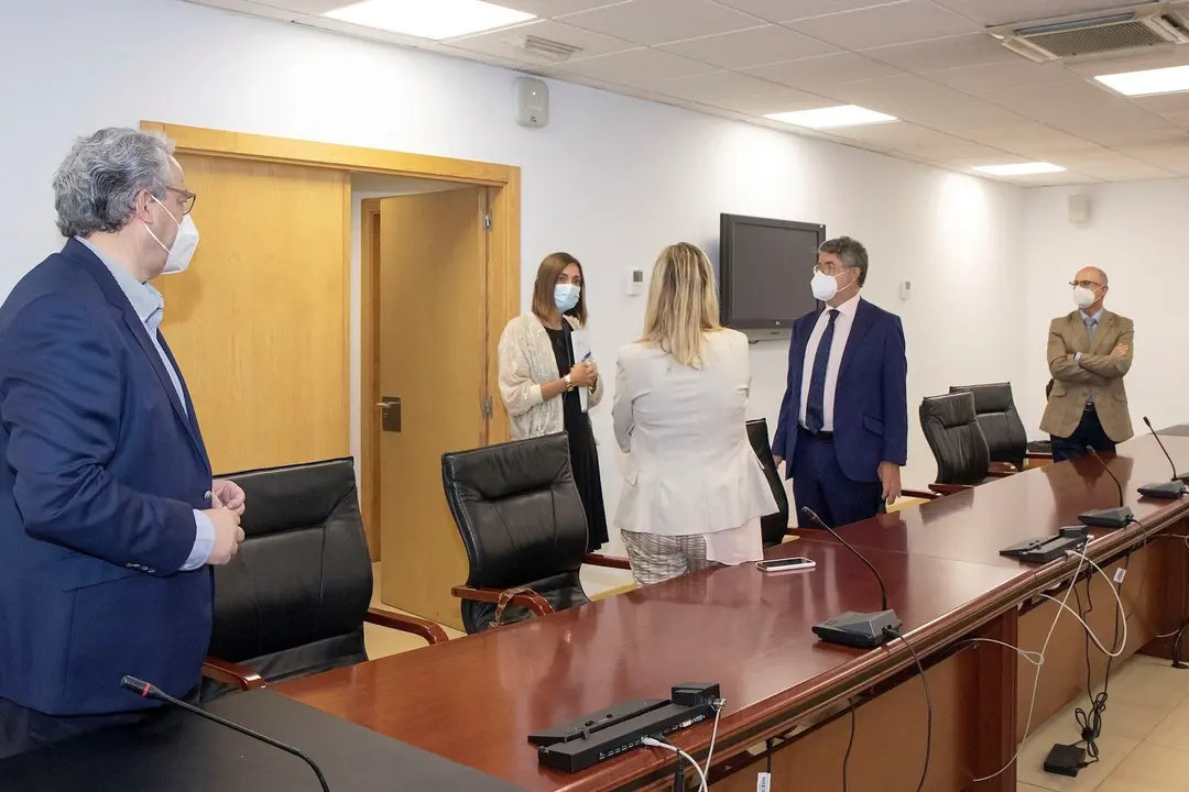 La consejera de Presidencia, Interior, Justicia y Acci&oacute;n Exterior, Paula Fern&aacute;ndez, se re&uacute;ne con el presidente de la Uni&oacute;n Profesional de Cantabria y decano del Colegio de Abogados, Andr&eacute;s de Diego.