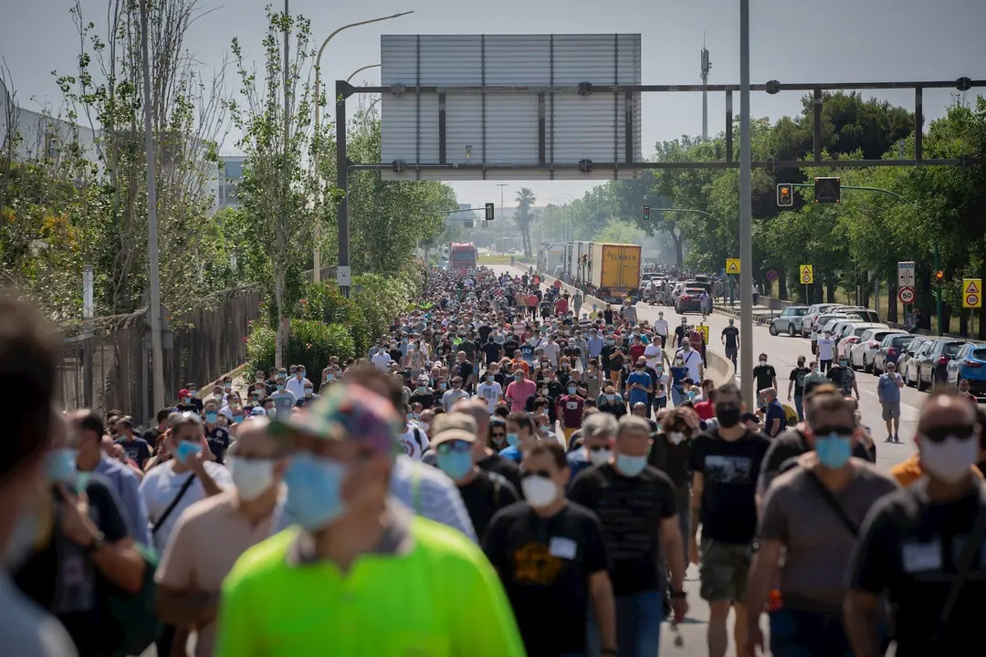 Trabajadores de la planta de Nissan en Barcelona se concentran en el exterior de la f&aacute;brica en la Zona Franca el d&iacute;a en el que han decidido cerrarla. En Barcelona, Catalu&ntilde;a (Espa&ntilde;a), a 28 de mayo de 2020 (ARCHIVO)
