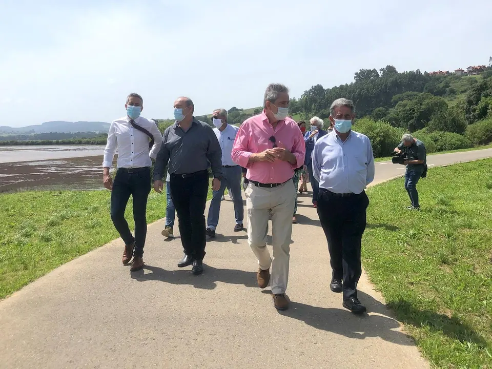 El presidente, Miguel &Aacute;ngel Revilla, y el vicepresidente, Pablo Zuloaga, visitan la zona de Suances donde se llevar&aacute; a cabo el proyecto 'El Peregrino'
