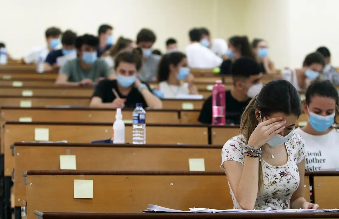 Estudiantes durante la realizaci&oacute;n de las pruebas de Evaluaci&oacute;n de Bachillerato de Acceso a la Universidad (EBAU), tradicionalmente llamada Selectividad, en M&aacute;laga
