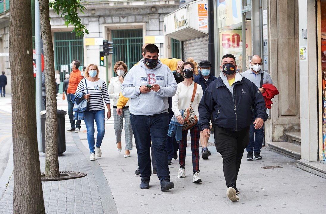 Transeúntes pasean por calles de Santander con mascarilla